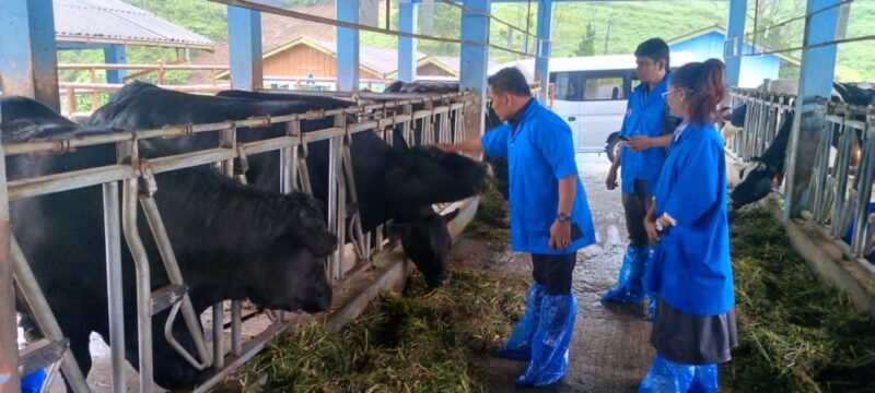 Bupati Aceh Besar H Muharram Idris (Syech Muharram) mengunjungi Balai Embrio Ternak (BET) Cipelang, Cijeruk, Kabupaten Bogor, Jawa Barat, Rabu (12/11/2025). FOTO/ PEMKAB ACEH BESAR