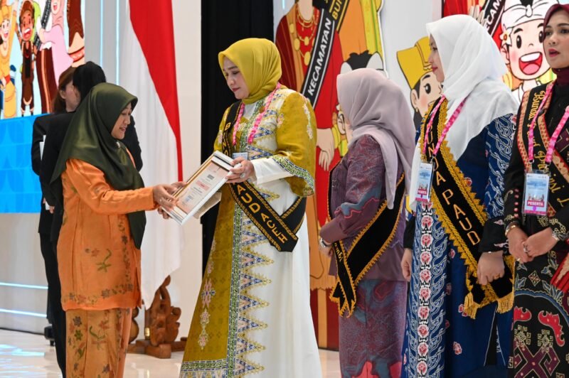 Bunda PAUD Aceh Marlina Muzakir mendapatkan sertifikat Peduli PAUD pada Acara apresiasi Bunda PAUD tingkat Nasional tahun 2025, di the Sultan Hotel, Jakarta, Rabu Malam 12/11/2025.