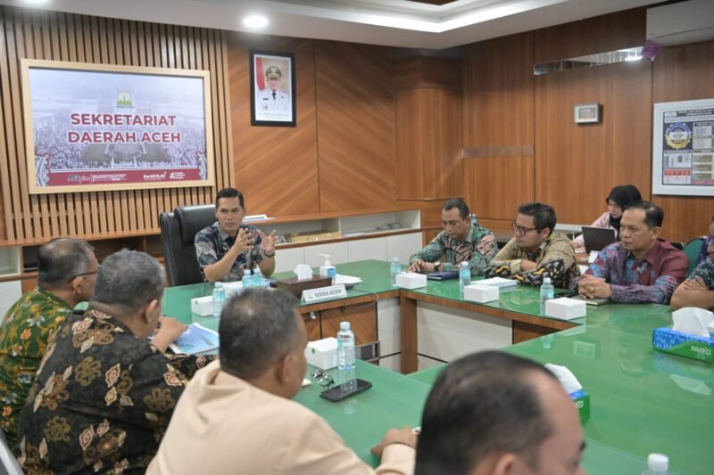 Sekda Aceh, M. Nasir, memimpin rapat Rencana Operasional Angkutan Laut Luar Negeri Lintasan Krueng Geukueh - Penang, di Ruang Rapat Sekda, Kamis 13/11. Hadir dalam rapat itu Kadishub Aceh, Kadisperindag, Karo Pembangunan, Pimpinan PEMA, serta pihak ASDP Calang, Singkil dan Banda Aceh.