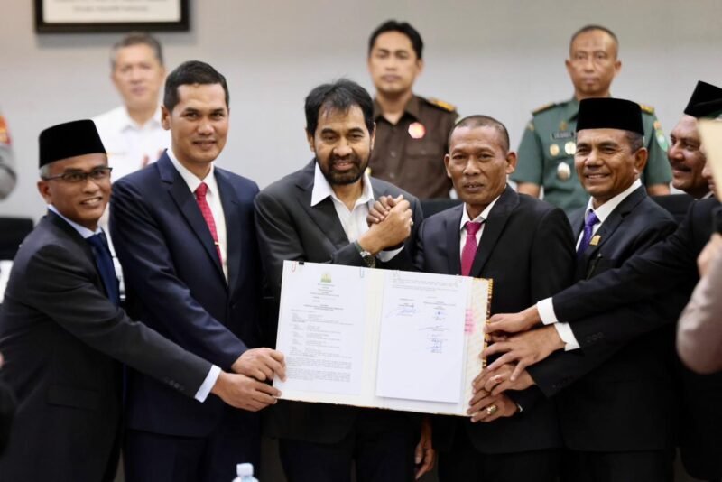 Gubernur Aceh, Muzakir Manaf, didampingi Sekretaris Daerah Aceh, M. Nasir, S.IP., MPA., bersama Pimpinan DPRA menandatangani Berita Acara Persetujuan Bersama terhadap KUA dan PPAS Aceh Tahun Anggaran 2026, di Ruang Serbaguna DPR Aceh, Jumat (14/11/2025).