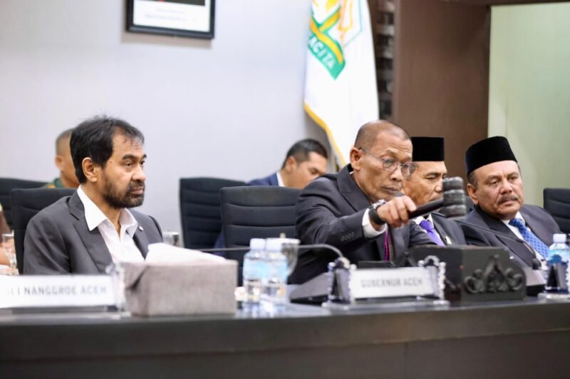 Rapat paripurna dipimpin oleh Zulfadli Ketua DPR Aceh, dan dihadiri oleh anggota dewan dari berbagai fraksi, Gebernur Aceh, Setda M Nasir, dan jajaran Pemerintah Aceh, jumat(14/11/2025).