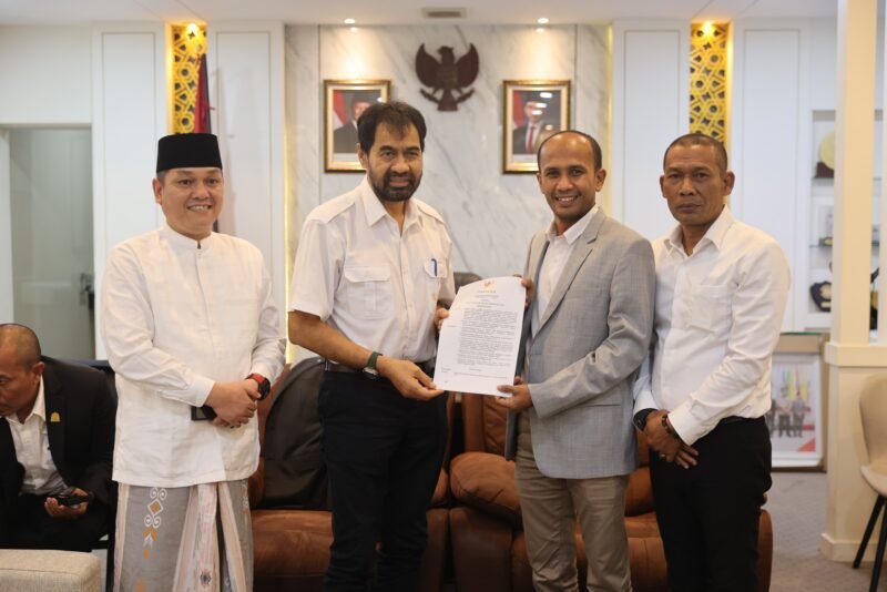 Gubernur Aceh, Muzakir Manaf menyerahkan surat penugasan Juru Bicara Pemerintah Aceh kepada Muhammad MTA, di Ruang Kerja Ketua DPRA, Jum'at, 14/11/2025.