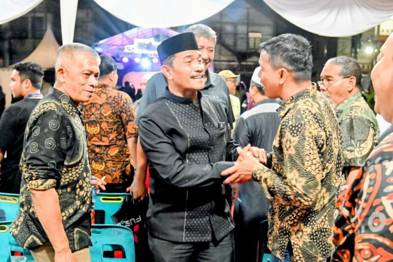 Wakil Bupati Aceh Besar Drs H Syukri A Jalil memukul rapai tanda dibulanya Meunasah Krueng Fair tahun 2025 di Lapangan Bola Meunasah Krueng, Kecamatan Ingin Jaya, Aceh Besar, Jumat (15/11/2025) malam. FOTO/MC ACEH BESAR