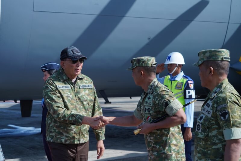 Mayor Jenderal TNI Joko Hadi Susilo, S.I.P., menyambut langsung kedatangan Menteri Pertahanan Republik Indonesia Jenderal TNI (Purn) Sjafrie Sjamsoeddin beserta rombongan di Gedung VVIP Lanud SIM, Minggu (16/11/2025).