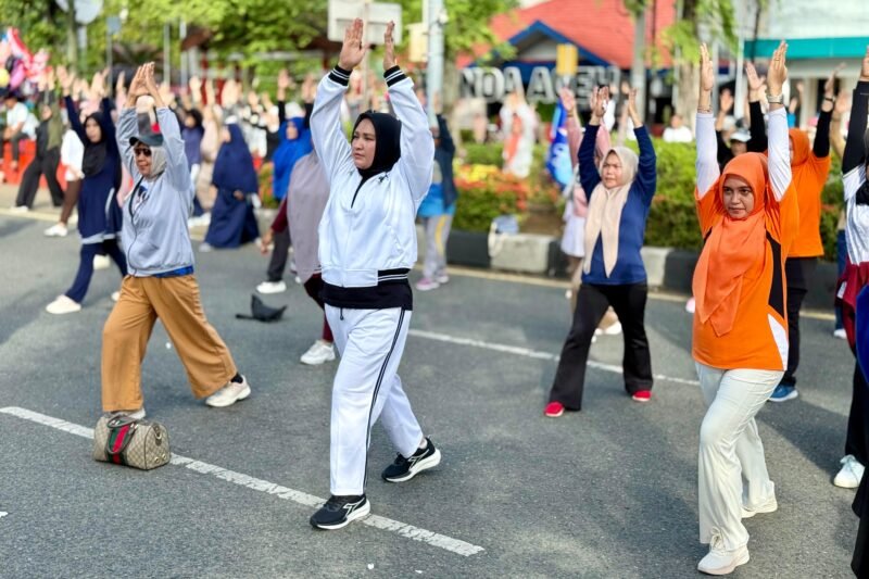 Ketua TP PKK Aceh Marlina Muzakir, selaku Ketua Dewan Pembina Yayasan Jantung Indonesia (YJI) Aceh ikut Senam jantung sehat di CFD simpang lima, minggu, 16/11/2025.