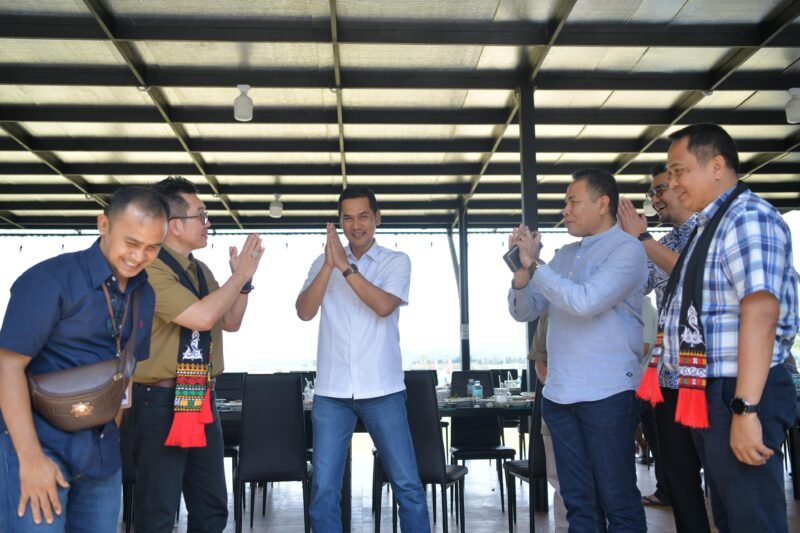 Sekretaris Daerah Aceh, M. Nasir, di dampingi Ka. BKA & Ka. BPSDM menyambut kedatangan Kepala Lembaga Administrasi Negara (LAN) RI, Muhammad Taufiq, bersama Sekretaris Utama LAN, Andi Taufiq, di Bandara Internasional Sultan Iskandar Muda (SIM), Minggu, 16/11/2025.