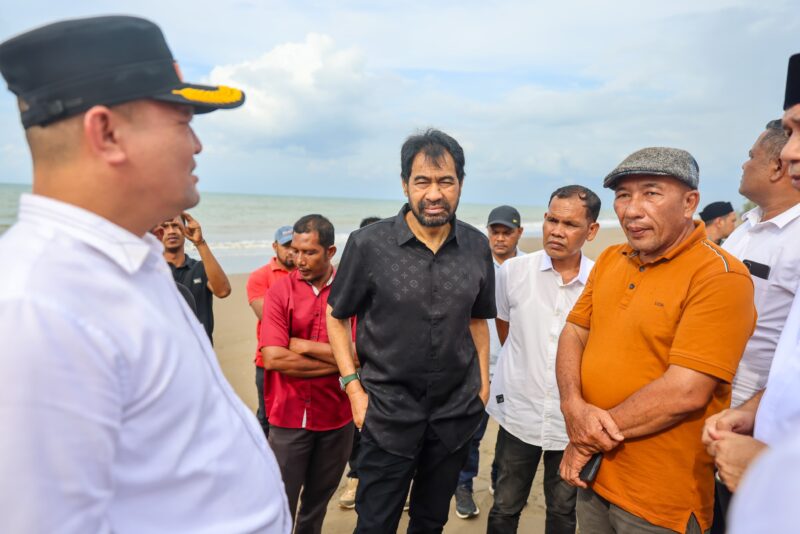 Gubernur Aceh Muzakir Manaf di dampingi Bupati Aceh Utara Ismail A. Jalil meninjau langsung kondisi permukiman warga yang tergerus abrasi laut di Gampong Lhok Puuk, Kecamatan Seunuddon, Kabupaten Aceh Utara, Minggu (16/11/2025).