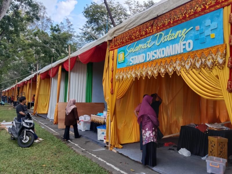 Stand Pameran Pembangunan HUT Aceh Besar Ke 69 mulai dibangun di depan lapangan Bungoeng Jeumpa, Kota Jantho, Minggu (16/11/2025).
