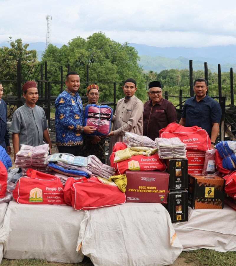 Anggota DPRA Yahdi Hasan, S.I.Kom, serta Wan Malaya, Staf Gubernur Aceh, dan turut didampingi oleh tim Taruna Siaga Bencana (Tagana) Dinas Sosial Aceh, Senin (17/11/2025).