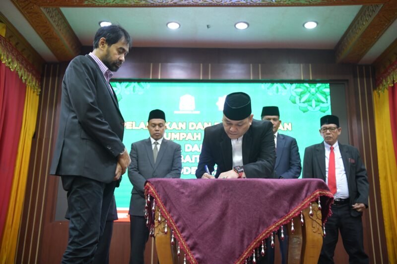 Gubernur Aceh Muzakir Manaf, melakukan pelantikan dan pengambilan sumpah jabatan ketua dan anggota Badan Baitul Mal Aceh periode 2025-2030.
Banda Aceh, 17/11/2025