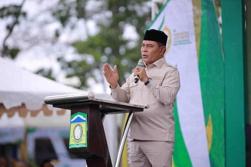 Bupati Aceh Besar H. Muharram Idris menyampaikan sambutan dan sekaligus membuka Pameran Pembangunan dan Expo UMKM di Lapangan Bungong Jeumpa, Kota Jantho, Senin (17/11/2025). FOTO/PROKOPIM ACEH BESAR