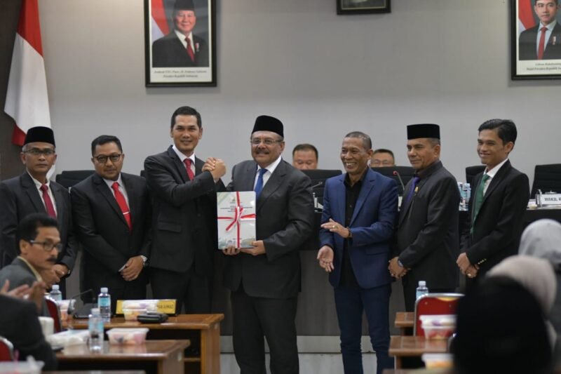 Sekda Aceh, M. Nasir mewakili Gubernur Aceh menyampaikan Nota Keuangan dan rancangan Qanun Aceh tentang APBA Tahun Anggaran 2026 pada Rapat Paripurna Istimewa DPRA, digedung serbaguna DPR Aceh, Selasa, 18/11/2025.