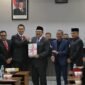 Sekda Aceh, M. Nasir mewakili Gubernur Aceh menyampaikan Nota Keuangan dan rancangan Qanun Aceh tentang APBA Tahun Anggaran 2026 pada Rapat Paripurna Istimewa DPRA, digedung serbaguna DPR Aceh, Selasa, 18/11/2025.