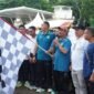 Wakil Bupati Aceh Besar Drs. H. Syukri A Jalil mengangkat bendera start saat menglepaskan peserta jalan sehat keluarga di lapangan Bungoeng jeumpa, Kota Jantho, Minggu (23/11/2025) pagi. FOTO/MC ACEH BESAR