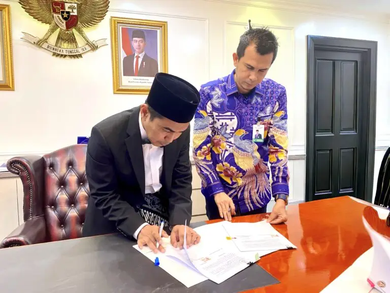 PKS ini ditandatangani oleh Mochamad Irfan Yusuf, Menteri Haji dan Umrah Republik Indonesia dan Muhammad Hendra Supardi, Direktur Dana dan Jasa PT. Bank Aceh Syariah, kamis (20/11/2025)