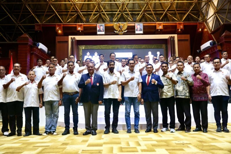Gubernur Aceh, Muzakir Manaf, menghadiri sekaligus menyampaikan sambutan pada Pelantikan Ketua dan Pengurus KONI Aceh Masa Bakti 2025–2029 oleh Ketua Umum KONI Pusat, Letjen TNI (Purn) Marciano Norman, di Anjong Mon Mata, Senin malam (24/11/2025).