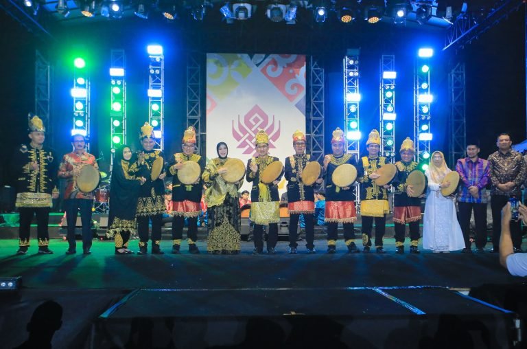 Wali Kota Illiza Sa’aduddin Djamal dan Wakil Wali Kota Banda Aceh Afdhal Khalilullah hadir dalam balutan pakaian adat Aceh,senin,(24/11/2025).