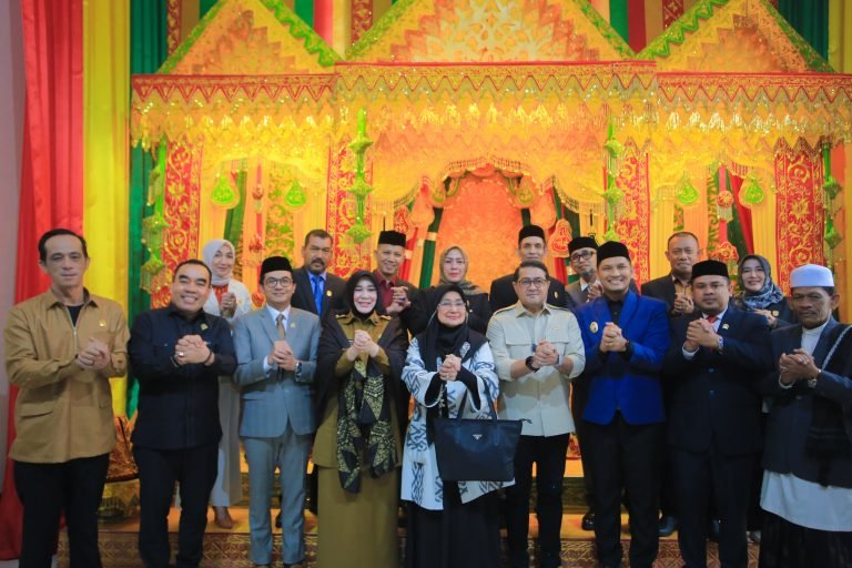 Wali Kota Banda Aceh, Illiza Sa’aduddin Djamal, menjamu Menteri Ekonomi Kreatif (Menekraf) Teuku Riefky Harsya beserta rombongan dalam sebuah jamuan kehormatan di Pendopo Wali Kota Banda Aceh, pada Selasa, (25/11/2025).