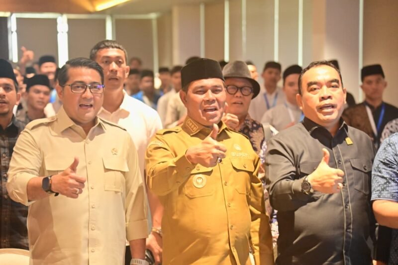 Bupati Aceh Besar bersama Menteri Ekonomi Kreatif berserta rombongan mengabadikan momen bersama peserta pelatihan ekonomi kreatif yang diselenggarakan oleh Direktorat Penerbitan dan Fotografi berada di bawah Deputi Bidang Kreativitas Media bagian dari Kementerian Ekonomi Kreatif/Badan Ekonomi Kreatif (Kemenparekraf), Bertempat Hotel The Pade, Aceh Besar, Selasa (25/11/2025).
FOTO/ MC ACEH BESAR