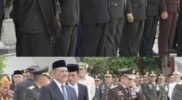 Wakil Ketua DPRA, H. Ali Basrah, S.Pd., MM Menghadiri Upacara Ziarah Nasional di Taman Makam Pahlawan Peuniti, Kota Banda Aceh, Senin (10/11/2025).