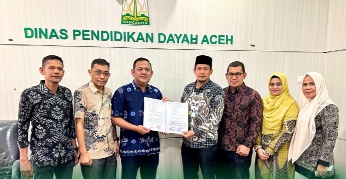 Andriansyah, S.Ag, MH, secara resmi menandatangani Berita Acara Serah Terima Mutasi Barang Milik Aceh (BMA) berupa tanah dan gedung dari Dinas Perindustrian dan Perdagangan (Disperindag) Aceh kepada Dinas Pendidikan Dayah Aceh (DPDA).Acara penting ini berlangsung di Ruang Rapat Lantai II DPDA, Banda Aceh, pada hari Kamis, (13/11/2025).