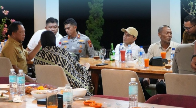 Ketua DPRA Zulfadli A.Md., bersama dengan Wakil Gubernur Aceh dan sejumlah pejabat daerah, menghadiri acara makan malam bersama Menteri Dalam Negeri (Mendagri) di restoran Kuala Seafood, Banda Aceh, pada hari Selasa, (11/11/2025).