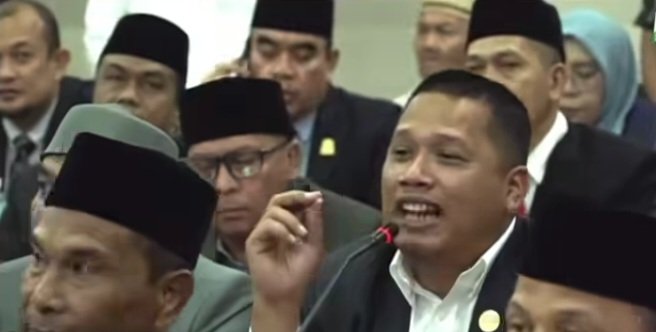 Anggota DPRA, Azhari alias Maob, menyampaikan aspirasi ini dalam rapat paripurna di gedung DPRA pada Jumat (14/11/2025).