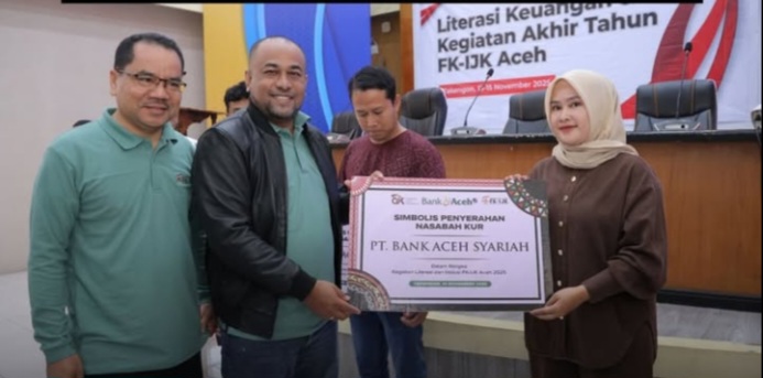Direktur Utama Bank Aceh Fadhil Ilyas menghadir  sekaligus menjadi momen penting dalam penyerahan secara simbolis kepada nasabah Kredit Usaha Rakyat (KUR) sebagai bagian dari rangkaian kegiatan literasi dan inklusi keuangan FK-IJK Aceh 2025.