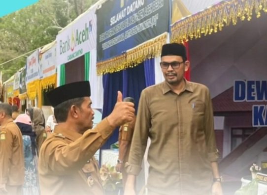 Drs. Syukri A. Jalil, bersama jajaran Forkopimda meninjau stand Sekretariat DPRK Aceh Besar pada pameran pembangunan dan UMKM yang digelar di Lapangan Bungong Jeumpa, Kota Jantho, Senin (17/11/2025).