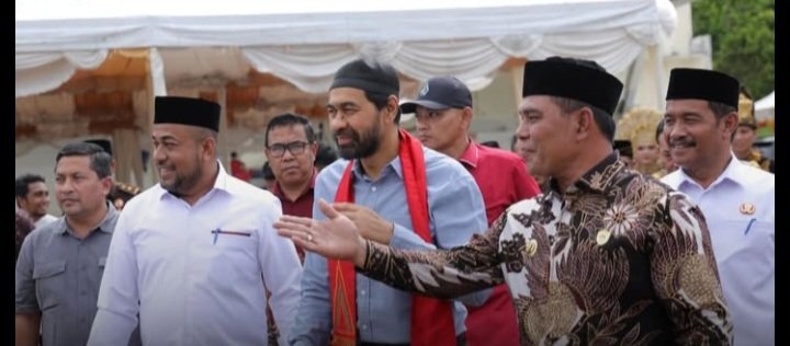 kehadiran sejumlah tokoh penting daerah, termasuk Direktur Utama Bank Aceh Bapak Fadhil Ilyas, Gubernur Aceh Bapak H. Muzakir Manaf, dan Bupati Aceh Besar Bapak Muharram Idris,kamis (20/11/2025).