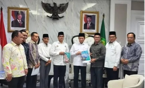 Kepala Dinas Syariat Islam (DSI) Aceh, Bapak Zahrol Fajri, S.Ag., M.H., bersama dengan Kepala Kantor Wilayah Kementerian Agama (Kakanwil Kemenag) Aceh, Rektor UIN Ar-Raniry Prof. Husni Sabi, dan Staf Khusus Gubernur Aceh, melakukan audiensi dengan Menteri Agama Republik Indonesia, Prof. Dr. K.H. Nasaruddin Umar, M.A. Pertemuan ini berlangsung di ruang kerja Menteri Agama RI pada hari Selasa, (11/11/2025).