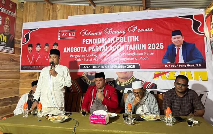 Pang Ucok, seorang kader Partai Aceh, memimpin acara Pendidikan Politik (Dikpol) Akar Rumput yang diadakan dari tanggal 16 hingga 18/11/2025.