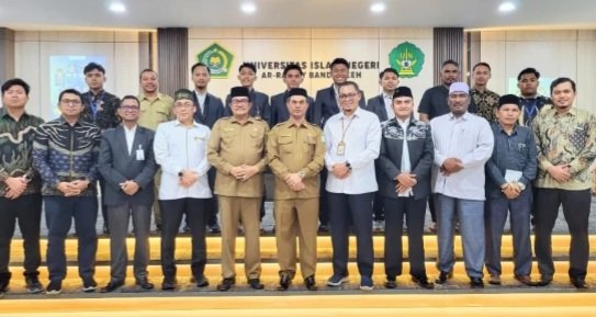 Acara ini dihadiri oleh Kepala Dinas Syariat Islam Aceh, Bapak Zahrol Fajri, S.Ag., M.H., yang mewakili Gubernur dalam memberikan sambutan pembukaan,selasa,(18/11/2025).