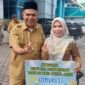 Plt Dinas Pendidikan Aceh, Murthalamuddin, S.Pd., M.SP, menyerahkan apresiasi kepada guru SMA berprestasi tingkat Kota Banda Aceh pada Senin (24/11/2025) di halaman kantor Dinas Pendidikan Aceh.