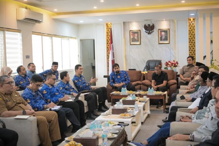 H. Muzakir Manaf (Mualem) bersama Ketua Dewan Perwakilan Rakyat Aceh (DPRA) Zulfadhli beserta jajaran, menggelar pertemuan guna membahas Rancangan Anggaran Pendapatan dan Belanja Aceh (APBA) Tahun Anggaran 2026 di Gedung DPRA, Senin (3/11/2025).