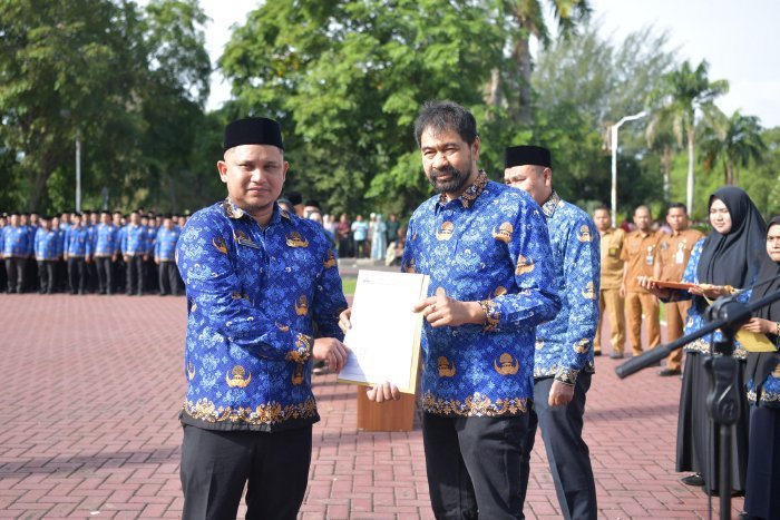 H. Muzakir Manaf, melantik 1.184 Pegawai Pemerintah dengan Perjanjian Kerja (PPPK) Tahap II Formasi Tahun 2024, dalam upacara di Kantor Gubernur Aceh, Senin (3/11/2025).
