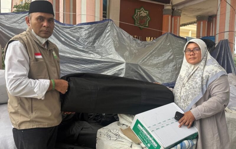 Pelaksana Harian (Plh) Kepala Dinas Pendidikan Dayah Aceh, Andriansyah S.Ag MH, yang diwakili oleh Kepala Bidang Manajemen Sarana dan Prasarana, Mursal S.Pd M.Pd, secara resmi menyerahkan bantuan kemanusiaan tersebut kepada Pelaksana Tugas (Plt) Kepala Dinas Pendidikan Dayah Kabupaten Aceh Tamiang, Haliah, pada Jumat (26/12/2025).