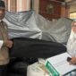 Pelaksana Harian (Plh) Kepala Dinas Pendidikan Dayah Aceh, Andriansyah S.Ag MH, yang diwakili oleh Kepala Bidang Manajemen Sarana dan Prasarana, Mursal S.Pd M.Pd, secara resmi menyerahkan bantuan kemanusiaan tersebut kepada Pelaksana Tugas (Plt) Kepala Dinas Pendidikan Dayah Kabupaten Aceh Tamiang, Haliah, pada Jumat (26/12/2025).