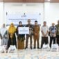 Wali Kota Banda Aceh Illiza Sa’aduddin Djamal menyerahkan paket peduli kepada para mualaf dalam kegiatan kolaborasi Pemko Banda Aceh dan YBM BRILiaN di Pendopo Wali Kota, Selasa (16/12/2025). Foto: Dok. Prokopim Kota Banda Aceh
