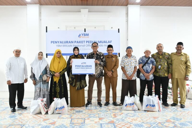 Wali Kota Banda Aceh Illiza Sa’aduddin Djamal menyerahkan paket peduli kepada para mualaf dalam kegiatan kolaborasi Pemko Banda Aceh dan YBM BRILiaN di Pendopo Wali Kota, Selasa (16/12/2025). Foto: Dok. Prokopim Kota Banda Aceh