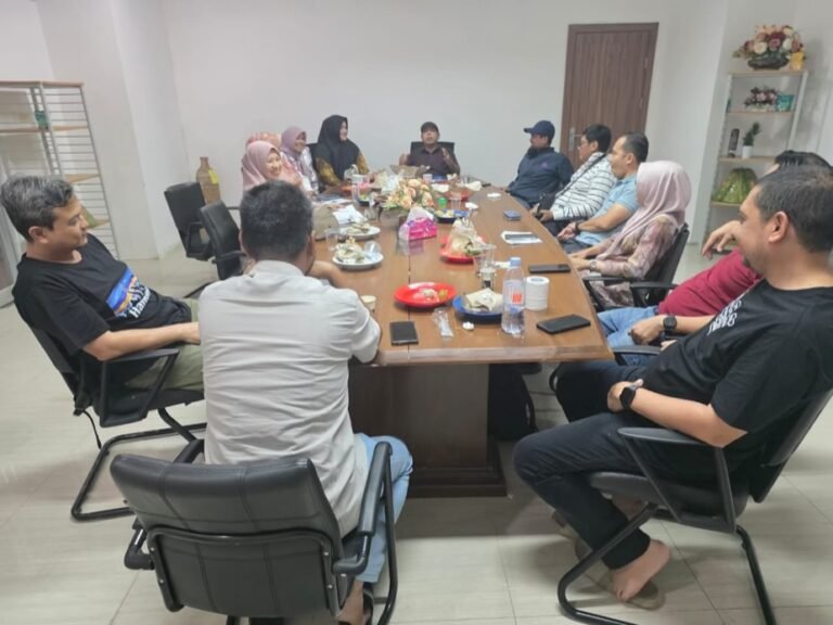 Kepala Sekretariat/Katibul Wali Nanggroe Aceh, Tgk. Abdullah Hasbullah, memimpin rapat persiapan Tim Relawan Pegawai dan Staf Sekretariat Lembaga Wali Nanggroe Aceh pada Kamis (25/12/2025).