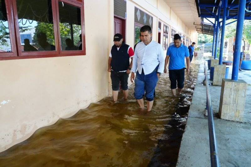 Pada Sabtu, 29 November 2025, Pelaksana Tugas Kepala Dinas Pendidikan Aceh, Murthalamuddin, S.Pd., MSP, bersama rombongan meninjau langsung beberapa sekolah yang terdampak banjir, di antaranya SMAN 1 Muara Tiga, SMAN 1 Mutiara, SMAN 1 Padang Tiji, SMAN 1 Meureudu, SMAN 2 Meureudu, dan SMAN 1 Peukan Pidie.