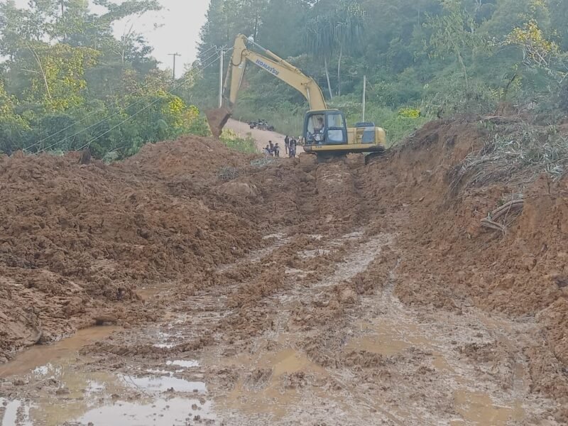 Untuk ruas jalan KKA hari ini tim kami melaporkan 4 titik longsor dibersihkan sudah sampai KM 31,