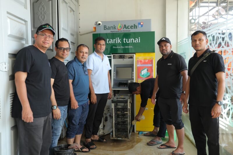 Direktur Utama Bank Aceh, Bapak Fadhil Ilyas, bersama tim, melakukan kunjungan kerja maraton ke kantor-kantor yang terdampak parah oleh musibah banjir yang melanda wilayah Lhokseumawe, Aceh Utara dan Aceh Timur beberapa waktu lalu.