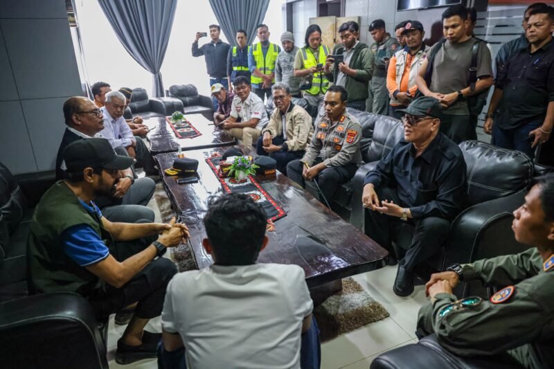 Gubernur Aceh Muzakir Manaf atau Mualem mengantarkan bantuan tanggap darurat melalui jalur udara ke dua kabupaten yang masih terisolasi akibat bencana banjir dan longsor, Selasa (2/12/2025).