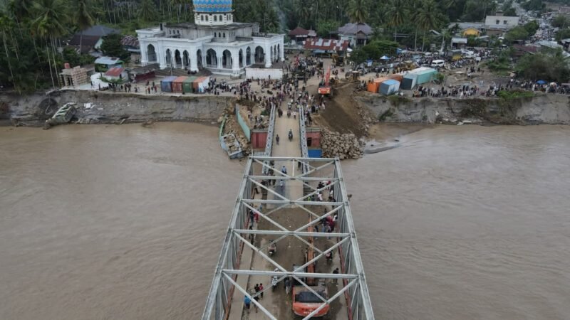 Jembatan darurat Bailey di Teupin mane yg menghubungkan antar kabupaten Bireuen dan benermeriah kembali di buka Minggu 14 /12/ 2025.