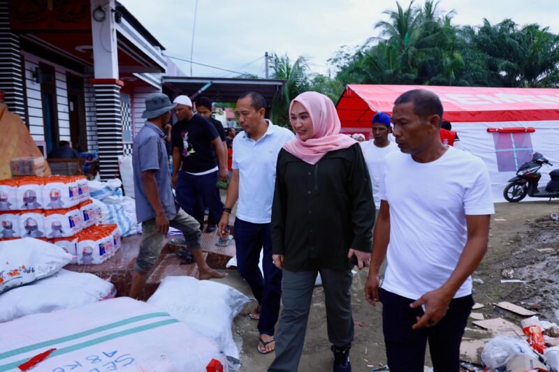 Ketua TP PKK Aceh Marlina Muzakir, mengapresiasi metode penyaluran bantuan di Posko Utama Bireuen yang dikomandoi langsung oleh Ketua DPR Aceh Zulfadhli. Posko ini berada di Gampong Lancok Kecamatan Samalanga, Minggu (14/12/2025).