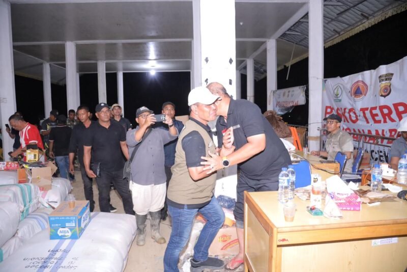 Bupati Aceh Besar H. Muharram Idris (Syeh Muharram) menyerahkan bantuan kemanusiaan bencana banjir kepada Bupati Aceh Tamiang Irjen Pol (Purn). Drs. Armia Pahmi, MH di Halaman Upacara Kantor Bupati, Kabupaten Aceh Tamiang, Minggu (14/12/2025) FOTO/ PROKOPIM PEMKAB ACEH BESAR