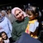 Ketua TP PKK Marlina berbaur dengan warga dan anak-anak di posko pengungsian. Termasuk saat mengantar bantuan ke Posko Pengungsian Gampong Lueng Kuli Kecamatan Peusangan Selatan, Minggu (14/12/2025)