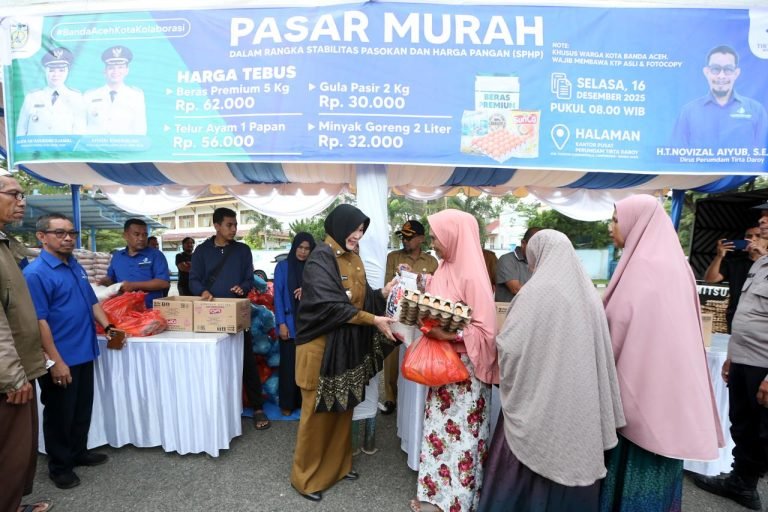 Wali Kota Banda Aceh, Illiza Sa’aduddin Djamal, turut hadir langsung memantau Pasar murah kali ini diselenggarakan oleh Perusahaan Umum Daerah Air Minum (Perumdam) Tirta Daroy di halaman kantor perusahaan tersebut pada Selasa, (16/12/2025).